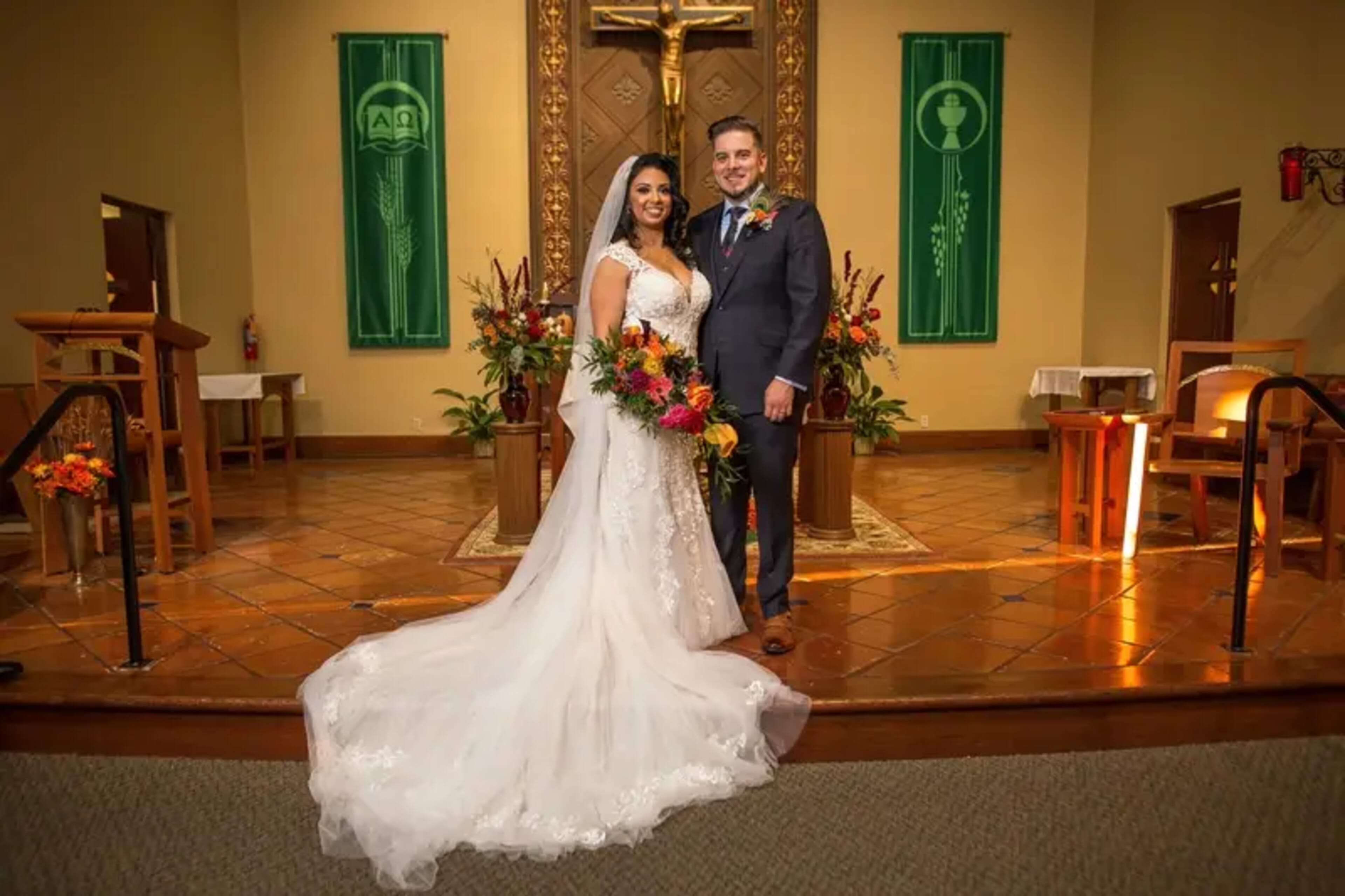Amy & Santiago wedding flowers by Frangipani Florist, photo 10 of 13