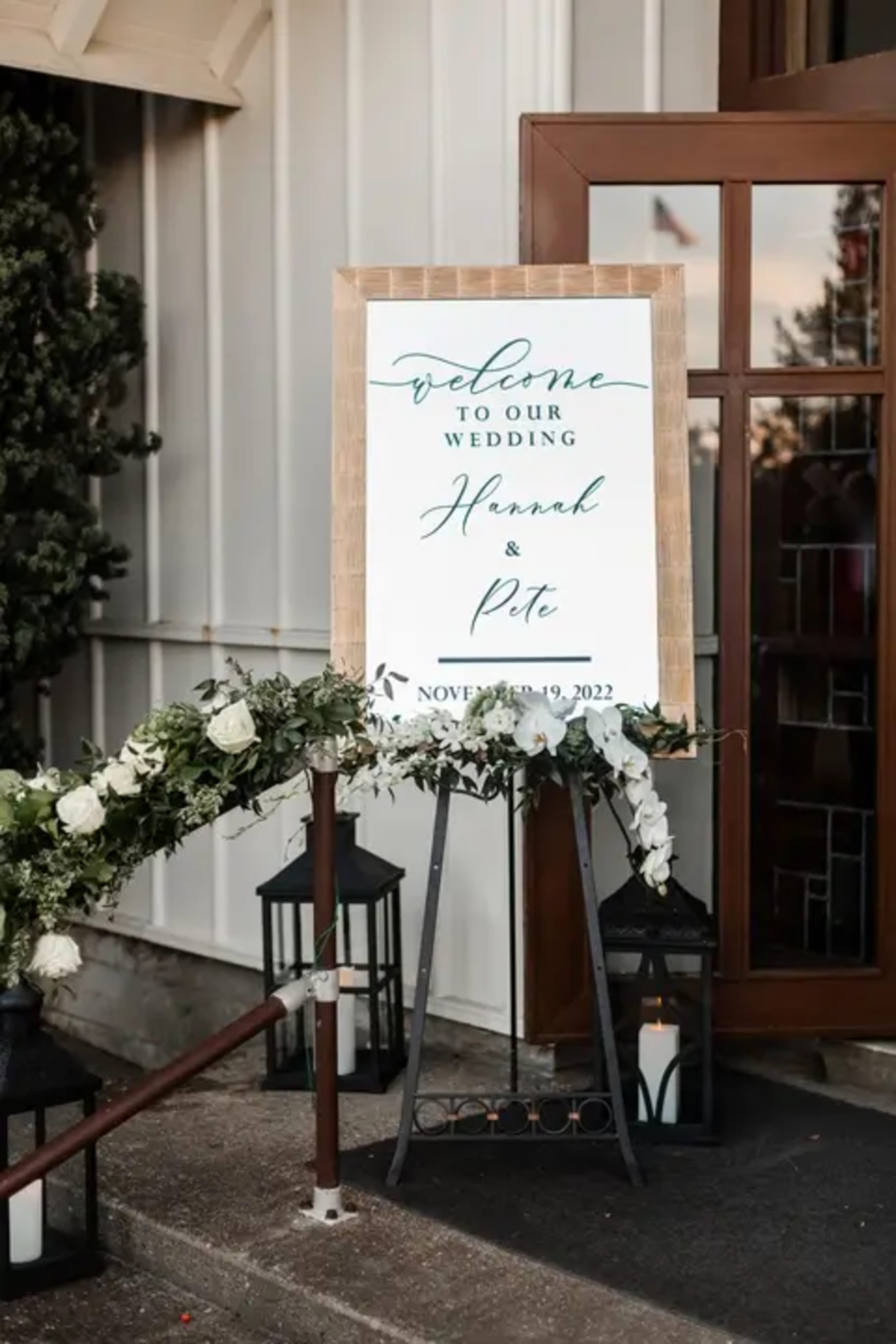 Hannah & Peter wedding flowers by Frangipani Florist, photo 20 of 27