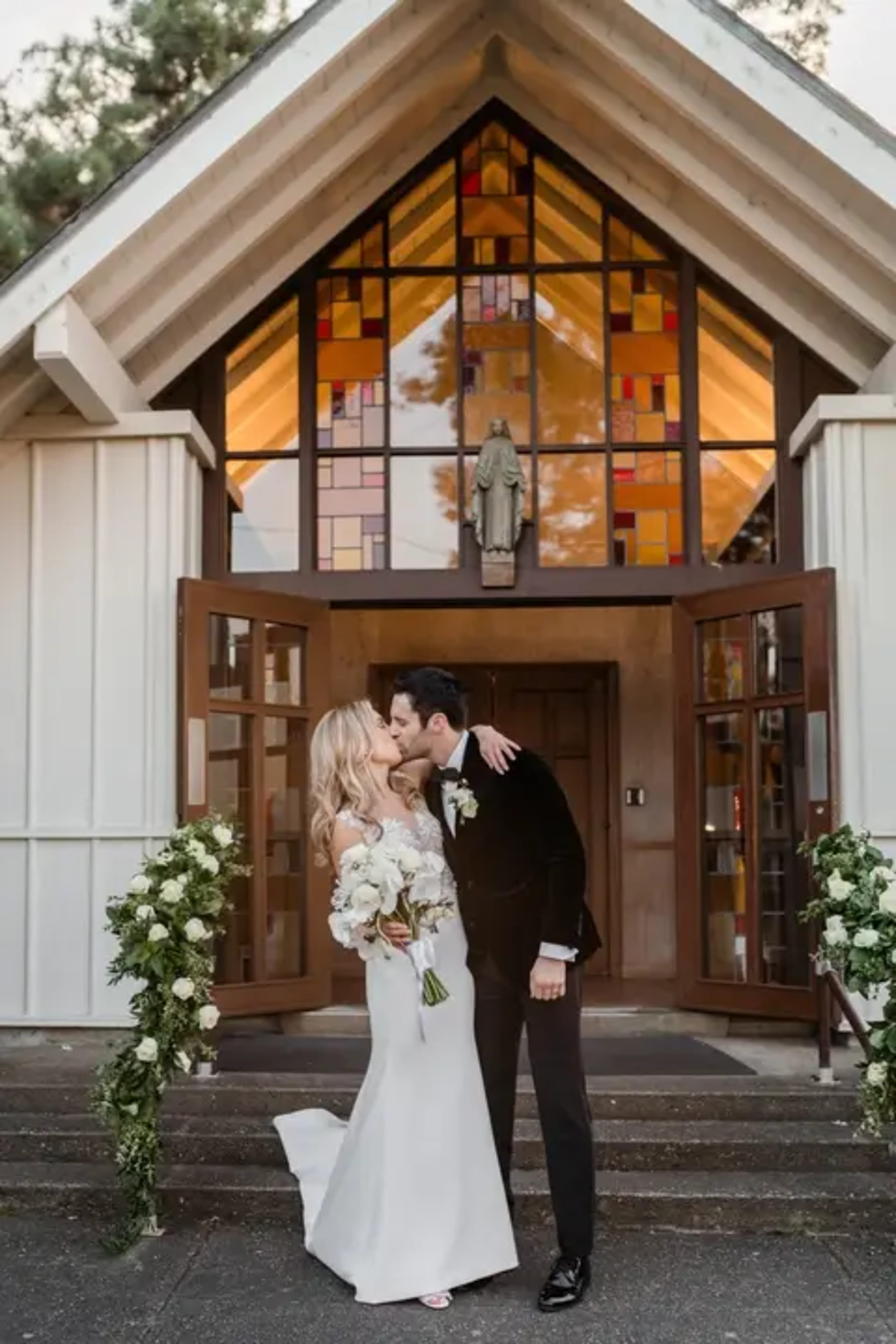 Hannah & Peter wedding flowers by Frangipani Florist, photo 21 of 27