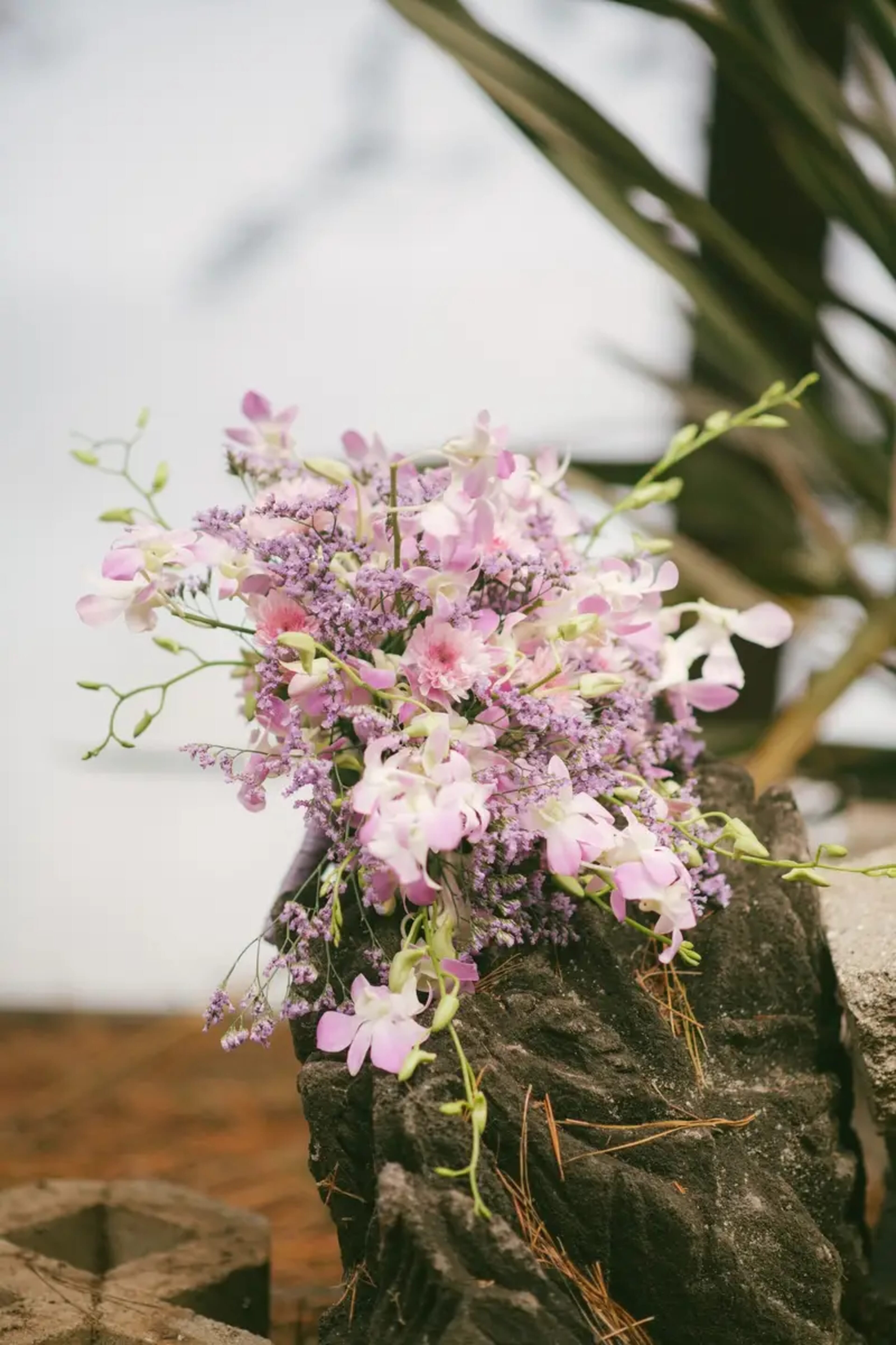 Pam & Michael wedding flowers by Frangipani Florist, photo 12 of 14